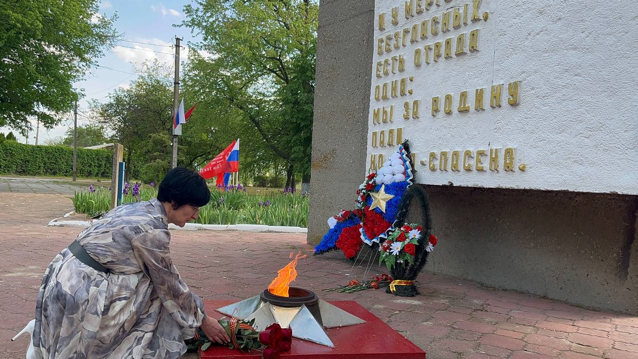 Секретарь Каменско-Днепровского местного отделения партии &quot;Единая Россия&quot; Наталья Иванова возложила цветы к стеле героев ВОВ.