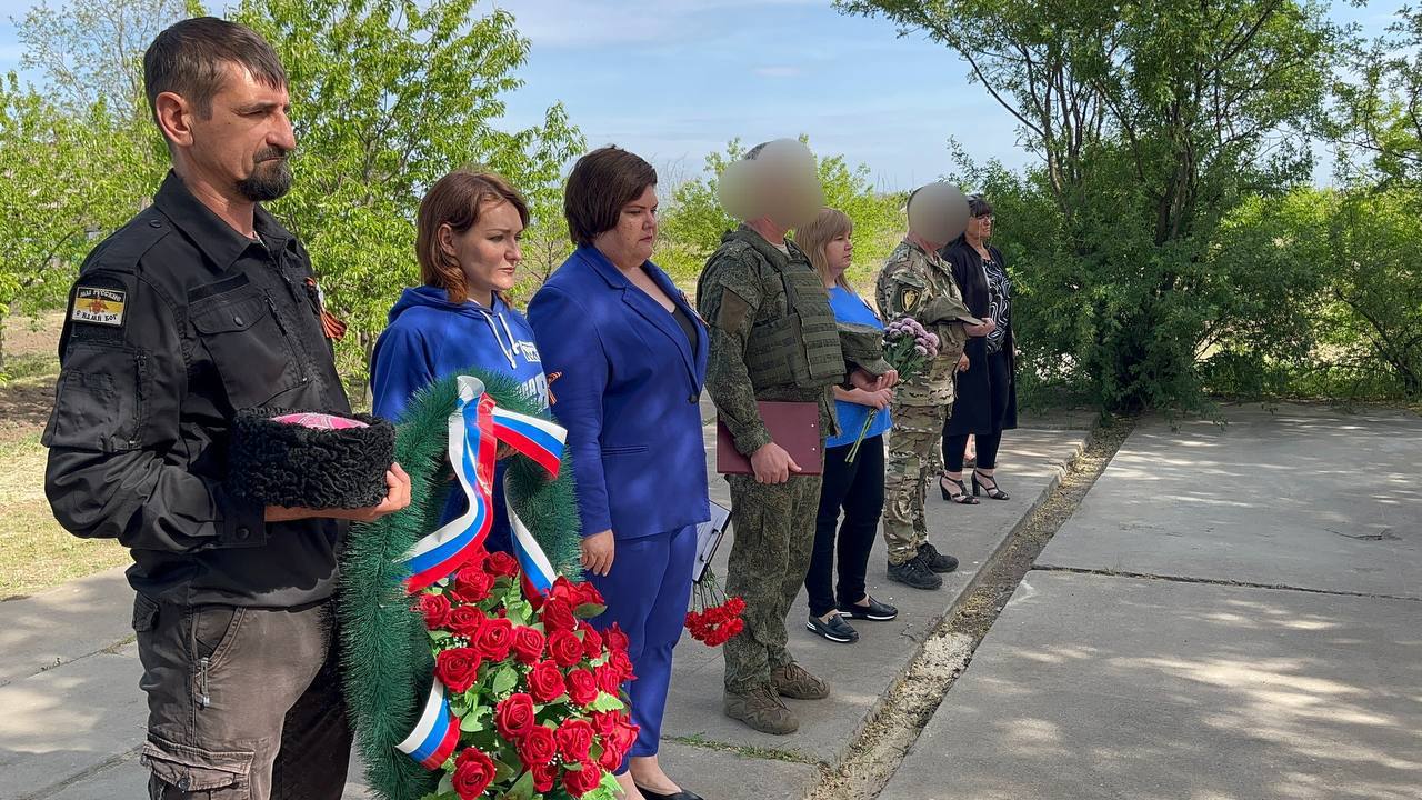 Единороссы возложили цветы к памятнику в Каменско-Днепровском округе.