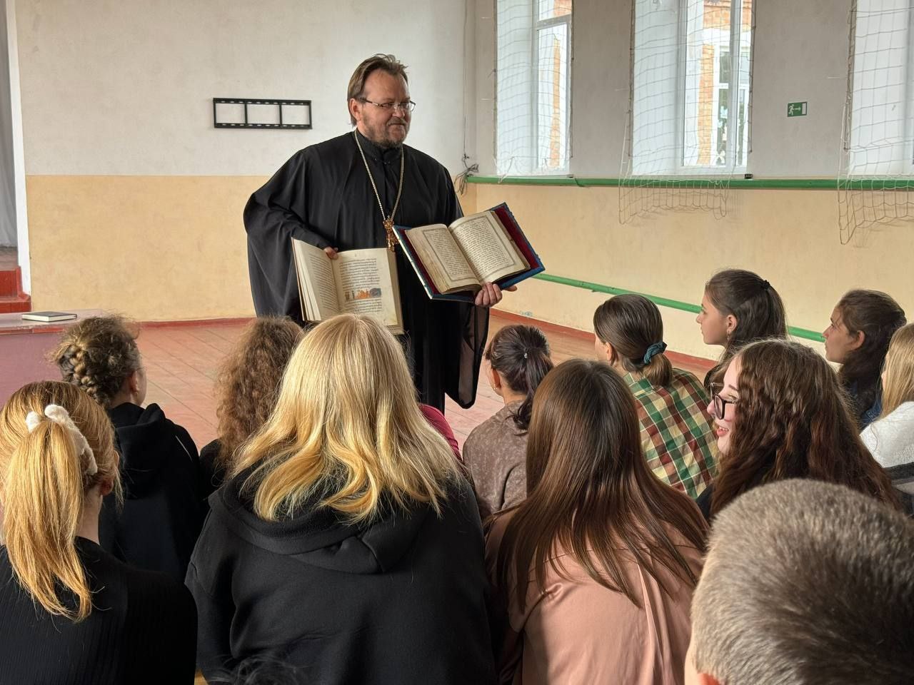 ГБУ ОО ЗО «Великознаменская СОШ №3» Каменско-Днепровского района посетил настоятель храма «Знамение» протоиерей Анатолий..