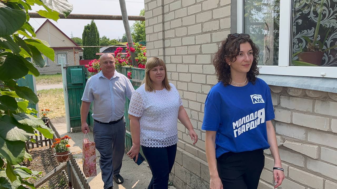 «Единая Россия» поздравила старожилов Великой Знаменки с Днём села и Святой Троицей.