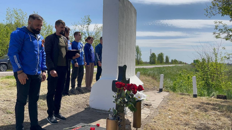 Единороссы возложили цветы у памятника, посвященного началу боев с немецко-фашистскими захватчиками под руководством генерала Лелюшенко в Каменско-Днепровском округе.. Единороссы возложили цветы у памятника, посвященного началу боев с немецко-фашистскими захватчиками под руководством генерала Лелюшенко в Каменско-Днепровском округе..