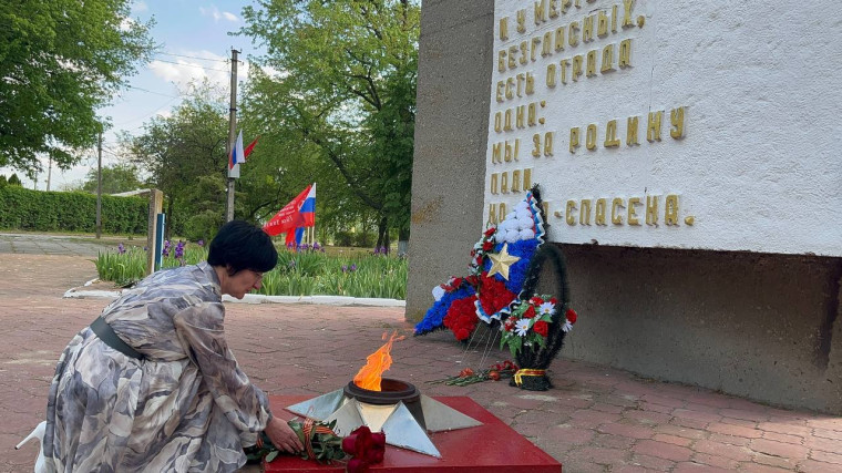 Секретарь Каменско-Днепровского местного отделения партии "Единая Россия" Наталья Иванова возложила цветы к стеле героев ВОВ. Секретарь Каменско-Днепровского местного отделения партии "Единая Россия" Наталья Иванова возложила цветы к стеле героев ВОВ.
