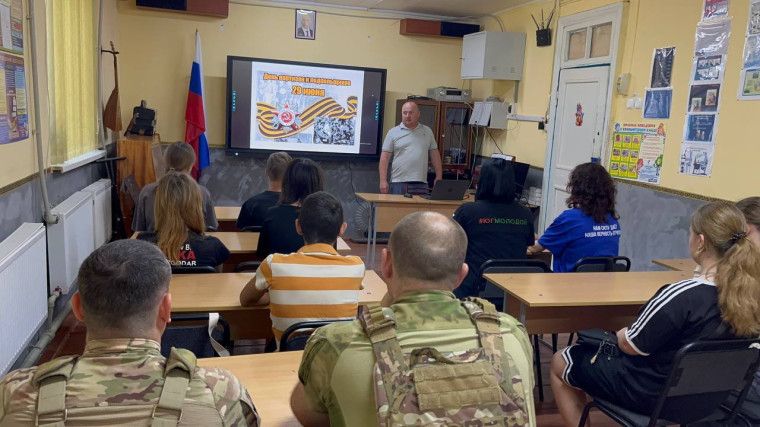 "Единая Россия" провела лекцию и возложили цветы к памятной доске в День партизан и подпольщиков в Каменско-Днепровском районе. "Единая Россия" провела лекцию и возложили цветы к памятной доске в День партизан и подпольщиков в Каменско-Днепровском районе.