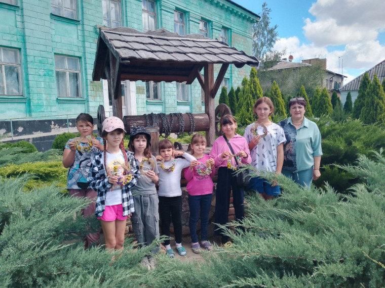 К Международному дню семьи в структурном подразделении МБУ КМЦ «Великобелозерский СДК» проведен мастер – класс по созданию семейного оберега – подковы. К Международному дню семьи в структурном подразделении МБУ КМЦ «Великобелозерский СДК» проведен мастер – класс по созданию семейного оберега – подковы.