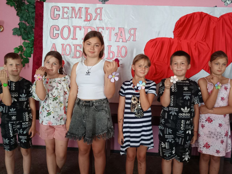 "Семья, согретая любовь". "Семья, согретая любовь".