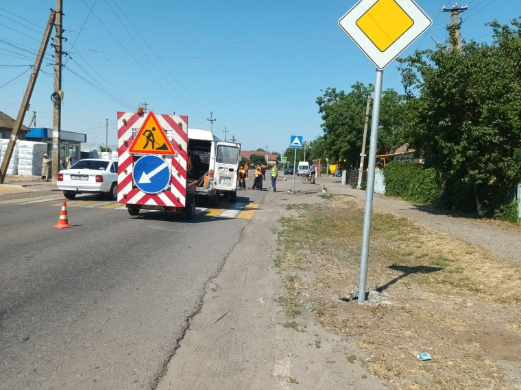 В Каменке-Днепровской устанавливают новые дорожные знаки и лежачие полицейские. В Каменке-Днепровской устанавливают новые дорожные знаки и лежачие полицейские.